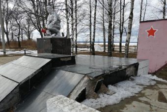 В Тверской области за полтора месяца до Дня Победы разваливается мемориал на братском захоронении