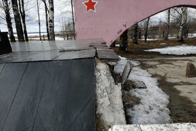 В Тверской области за полтора месяца до Дня Победы разваливается мемориал на братском захоронении