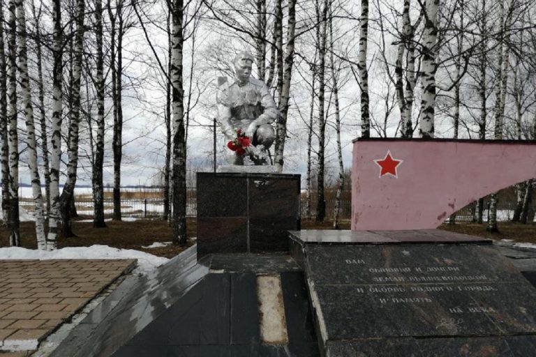 В Тверской области за полтора месяца до Дня Победы разваливается мемориал на братском захоронении