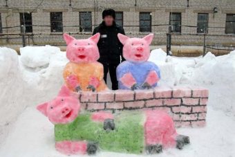 В тверских колониях осужденные лепили из снега поросят, Горыныча и многое другое