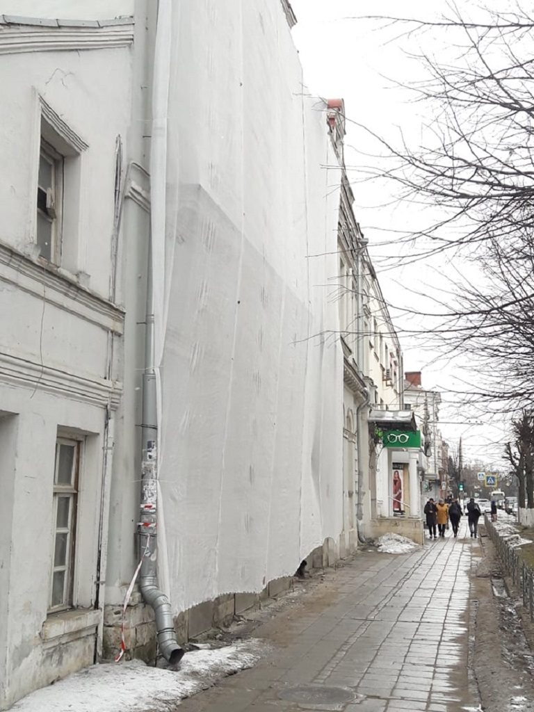 На здании главного управления по охране памятников Тверской области обрушился фасад
