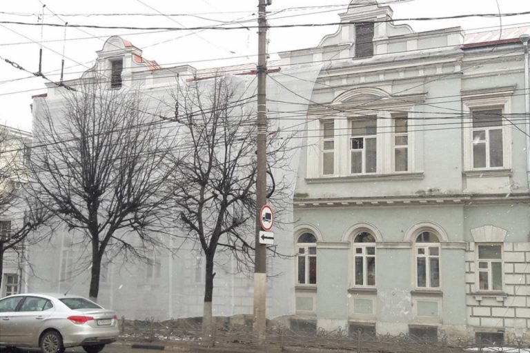 На здании главного управления по охране памятников Тверской области обрушился фасад