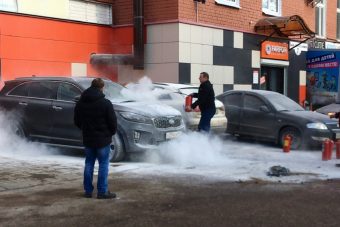 В Твери подожгли припаркованную у магазина иномарку