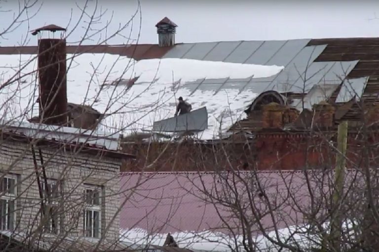 В Вышнем Волочке мародер разобрал крышу здания Прохоровской мануфактуры 1880 года