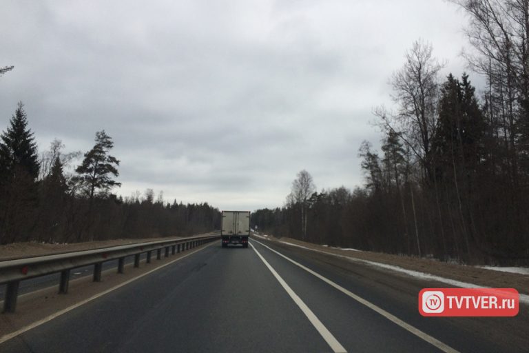 На трассе М-10 в Тверской области появилась странная разметка, которая вводит водителей в заблуждение На трассе М-10 в Тверской области появилась странная разметка, которая вводит водителей в заблуждение