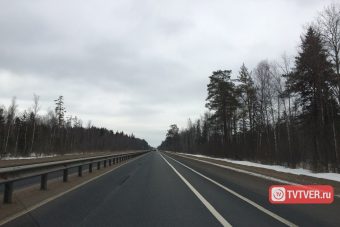 На трассе М-10 в Тверской области появилась странная разметка, которая вводит водителей в заблуждение