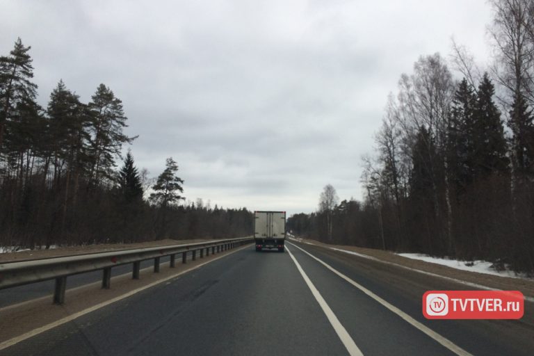На трассе М-10 в Тверской области появилась странная разметка, которая вводит водителей в заблуждение