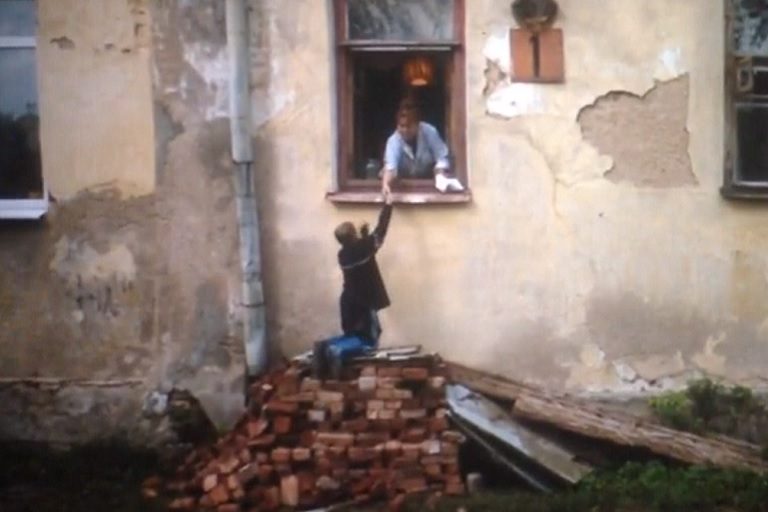 В кинотеатрах по всей России на большом экране демонстрируют разруху в Торжке
