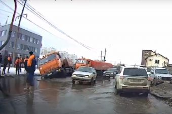 Водители сняли на видео как на улице Освобождения в Твери в яме утонул КАМАЗ