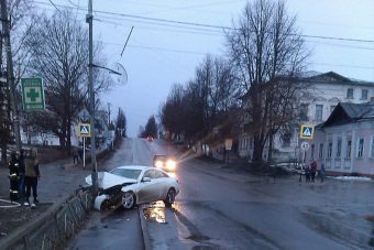 Легковушка в Тверской области сбила столб и пешехода
