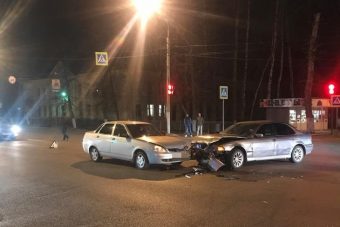 На проспекте Ленина в Твери столкнулись BMW и "Приора"