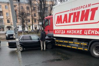 В Твери грузовик торговой сети «Магнит» столкнулся с иномаркой