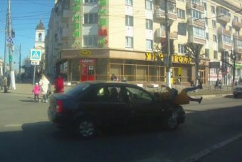 В центре Твери иномарка сбила девушку, переходившую дорогу по пешеходному переходу