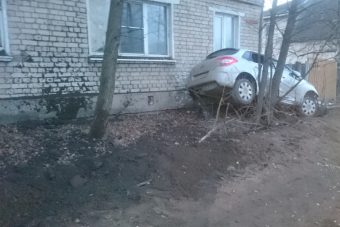 В Тверской области легковушка застряла между деревом и домом