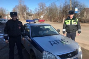 Экипаж ДПС в Тверской области помог потушить автомобиль