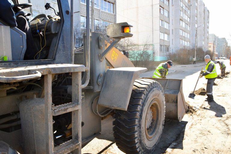 В Твери убирают смет с городских улиц