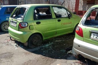 В Вышнем Волочке разбили стекла у нескольких учебных автомобилей