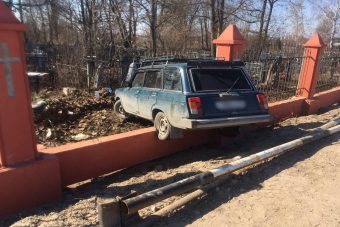 Под Тверью легковушка протаранила ограду кладбища