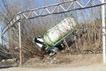 Пьяный водитель из Тверской области опрокинул автоцистерну на железную дорогу во Владимире