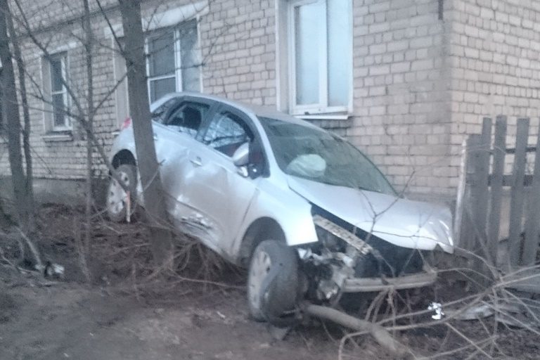 В Тверской области легковушка застряла между деревом и домом