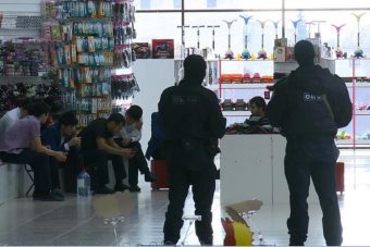 В Твери силовики нашли товар неизвестного происхождения в магазине "Планета одежды и обуви"