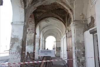 В Вышнем Волочке Тверской области начали разрушаться торговые ряды XVIII века