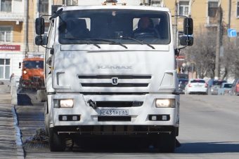 В Твери продолжают латать дороги и бороться со смётом