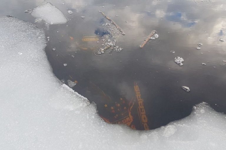 В Тверской области по водной глади Селигера катались на снегоходах