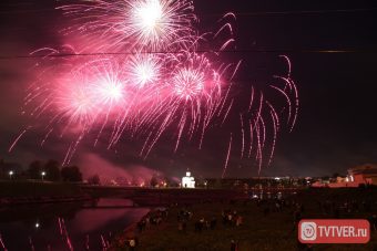 Феерия салюта пришла на смену грому и молниям, завершив празднование Дня Победы в Твери