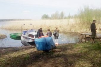 Шестеро за бортом: в Тверской области на Селигере в 50 метрах от берега перевернулась лодка с людьми