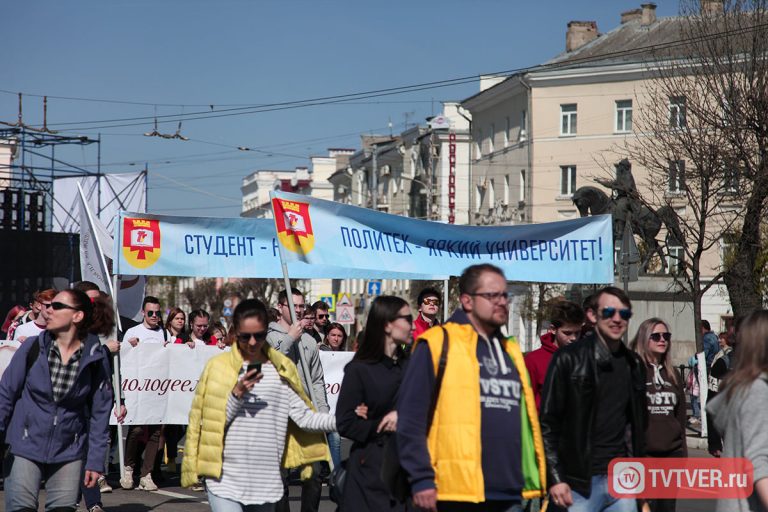 Первомай в Твери прошел под гармонь и барабаны, часть участников демонстрации одела кимоно