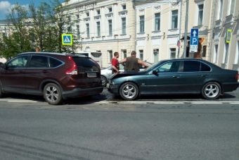 Две иномарки не поделили дорогу в центре Твери, есть пострадавший