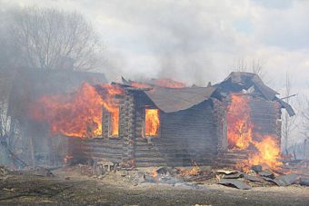 Под Бежецком горел заброшенный дом Под Бежецком горел заброшенный дом