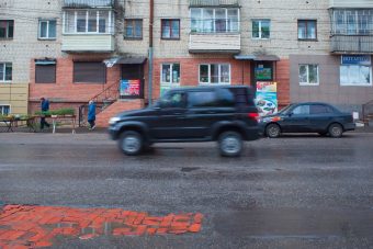 Бологовское ноу-хау. Выбоины на дорогах районного центра заделывают с помощью кирпичей