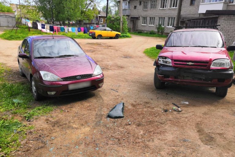 В Бежецке столкнулись Chevrolet Niva и Ford Focus