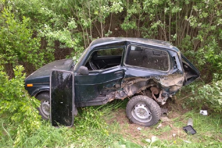 В Тверской области столкнулись "Нива" и Renault Duster. Трое пострадавших