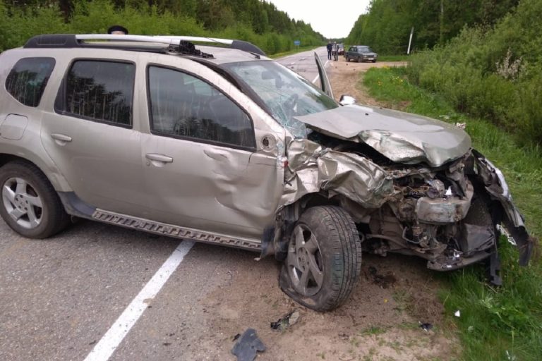 В Тверской области столкнулись "Нива" и Renault Duster. Трое пострадавших