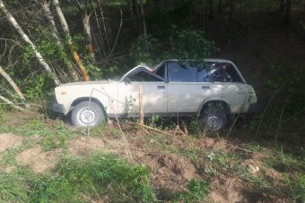 В Лесном районе "четверка" съехала в кювет и врезалась в дерево