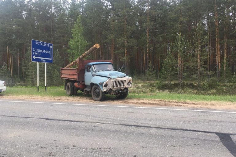 Опубликованы снимки с места смертельного ДТП на автодороге Торжок - Осташков