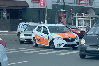 В центре Твери столкнулись Renault Logan и Лада Приора