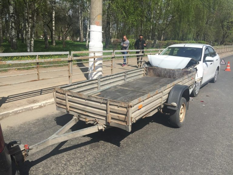 В Твери водитель без прав средь бела дня врезался в прицеп иномарки