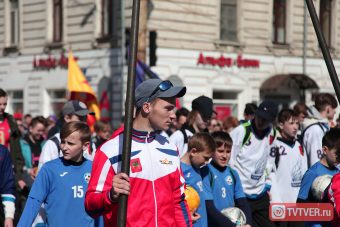 Первомай в Твери прошел под гармонь и барабаны, часть участников демонстрации одела кимоно