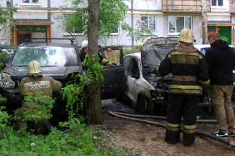 В Конаково возле жилого дома пришлось тушить две иномарки