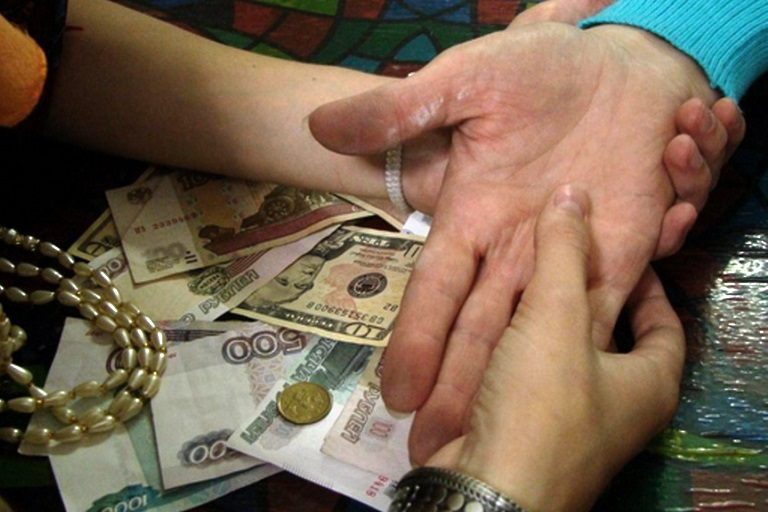 В Твери украинка снимала порчу и «разводила» на деньги продавщиц магазинов В Твери украинка снимала порчу и «разводила» на деньги продавщиц магазинов