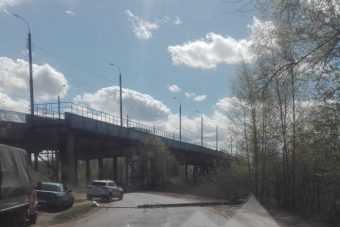 В Твери порывом ветра повалило фонарный столб В Твери порывом ветра повалило фонарный столб