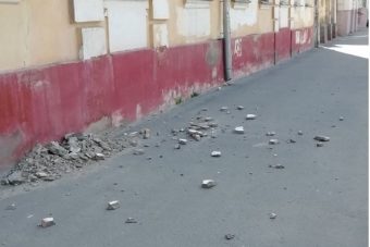 Кирпичи прилетают с неба: в центре Твери продолжают рушиться фасады старых зданий