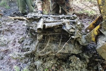 В Тверской области из воронки извлекли истребитель времен войны с останками советского летчика
