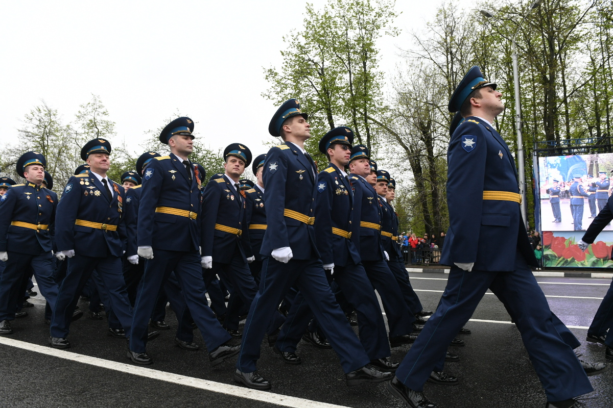 Парад Победы в Твери: 33 расчета чеканя шаг маршировали перед ветеранами и тысячами горожан
