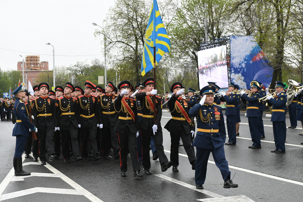 Парад Победы в Твери: 33 расчета чеканя шаг маршировали перед ветеранами и тысячами горожан