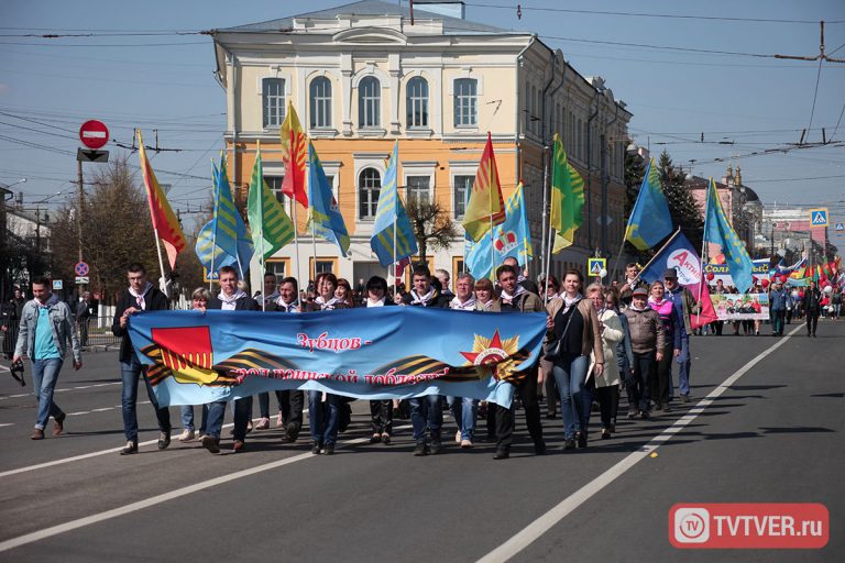 Первомай в Твери прошел под гармонь и барабаны, часть участников демонстрации одела кимоно